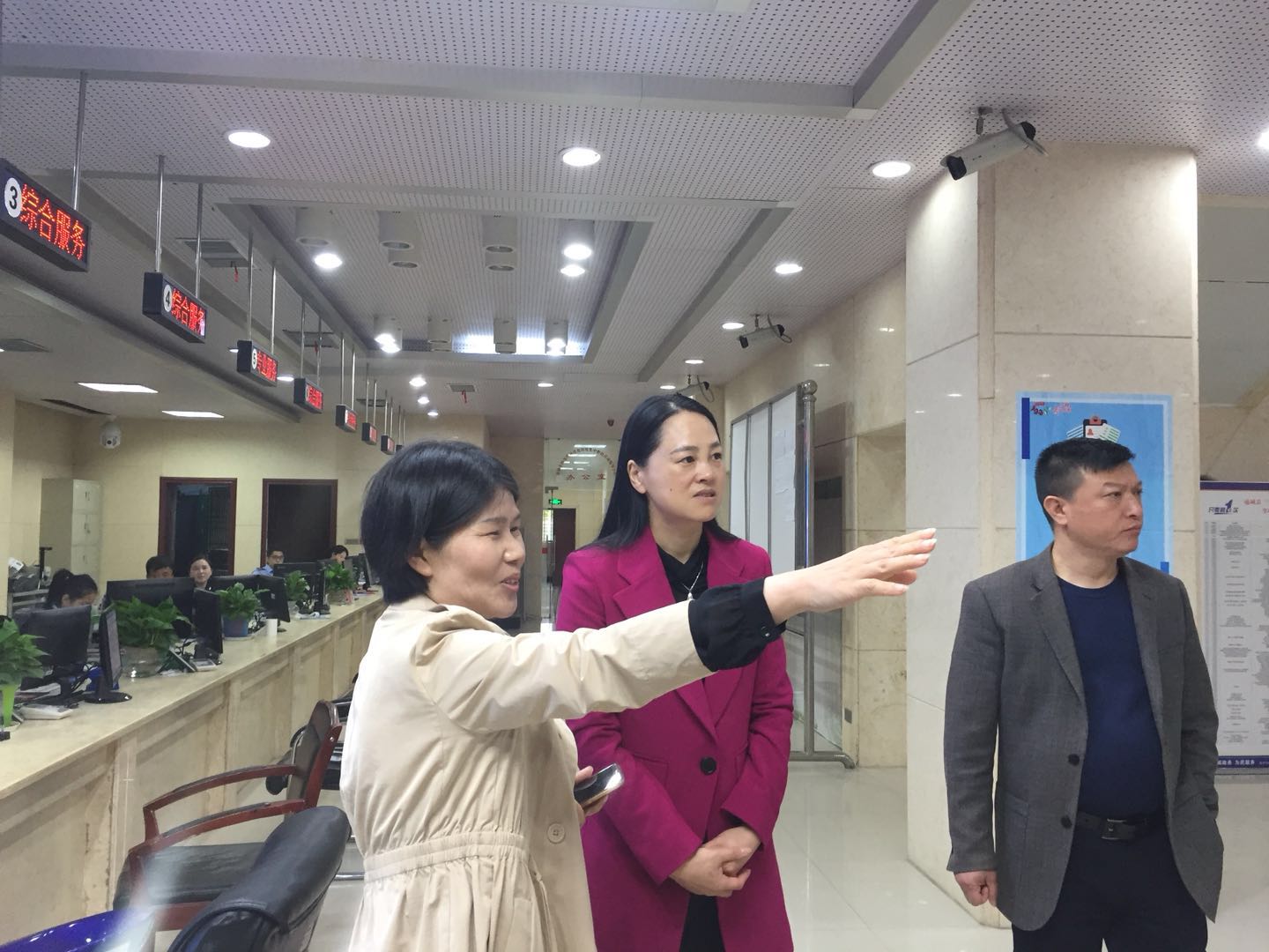 朱凤英到县政务服务和大数据管理局调研