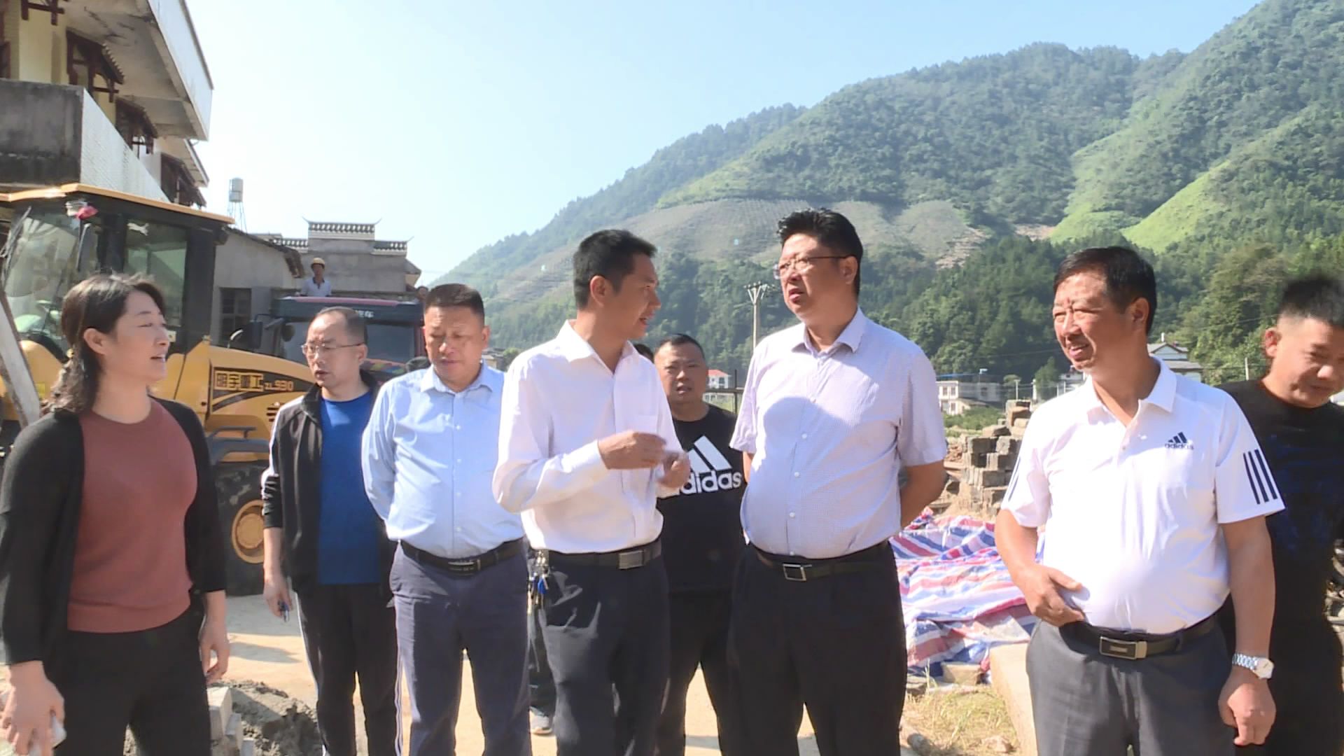 10月6日,县委书记熊亚平专程前往相关企业和大坪乡内冲村药姑山督办